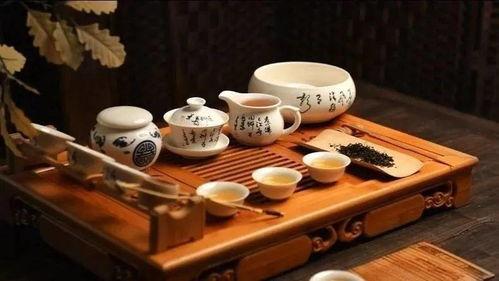 吃瓜品茶听戏,吃瓜品茶听戏，尽享人间烟火气