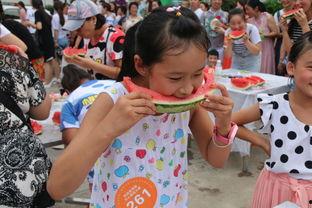 景区内女子吃瓜,瓜中藏宝引游客围观