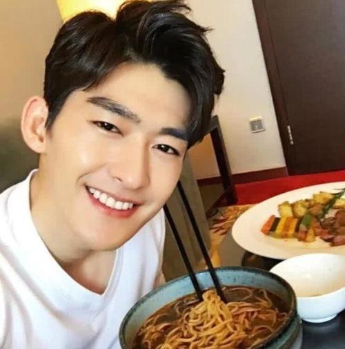 吃瓜路人头像,揭秘吃瓜路人头像背后的潮流密码