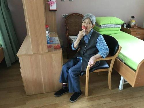 吃瓜老人照片,岁月静好，笑看风云