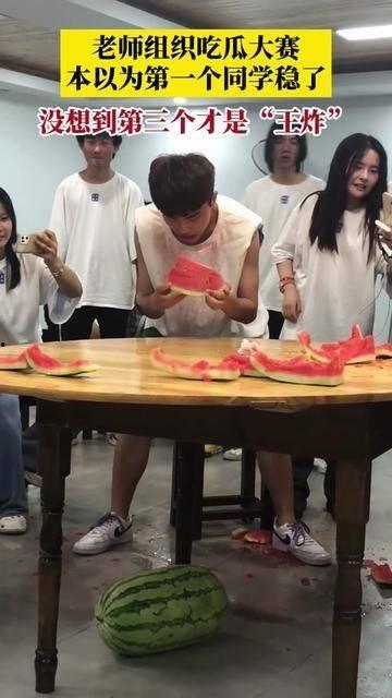 教室比赛吃瓜,瓜果飘香，欢乐吃瓜大赛