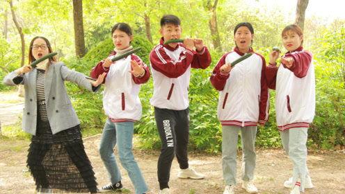 教室比赛吃瓜,瓜果飘香，欢乐吃瓜大赛