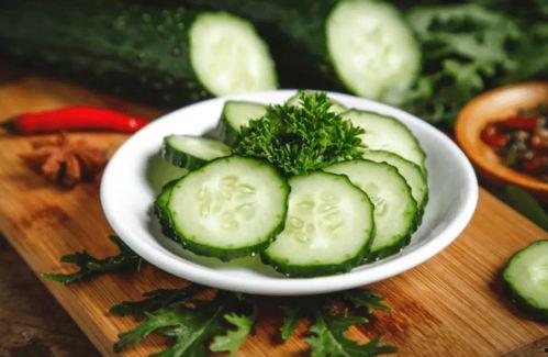 咳嗽的人怎么吃瓜,咳嗽时吃瓜的养生之道