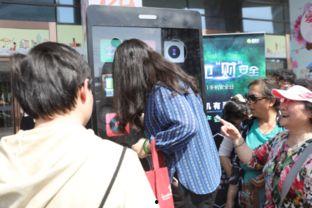 街头吃瓜被发现,意外走红引热议