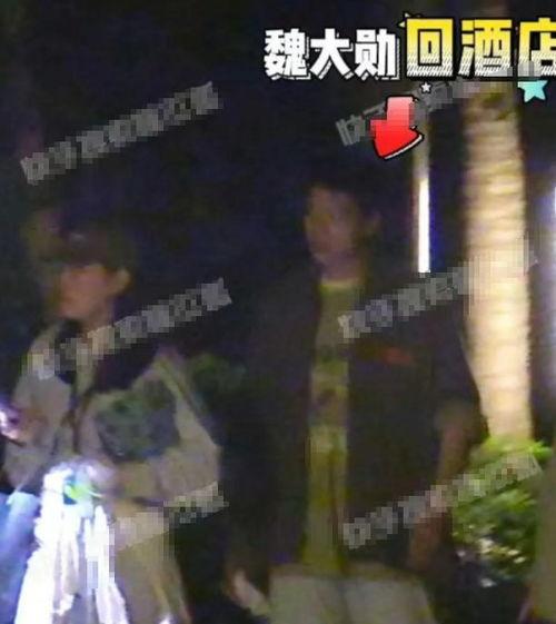 男网红厕所吃瓜,男网红现场吃瓜，揭秘厕所里的秘密生活