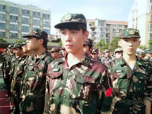 酒吧吃瓜军训,揭秘军训背后的故事