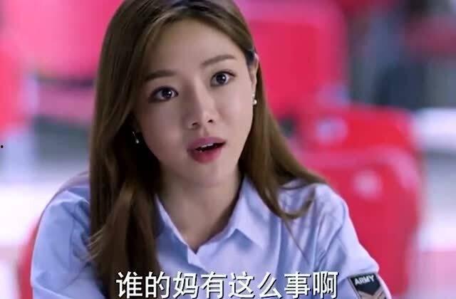 美女和小伙吃瓜,甜蜜互动引网友热议