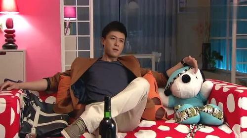 美女和小伙吃瓜,甜蜜互动引网友热议