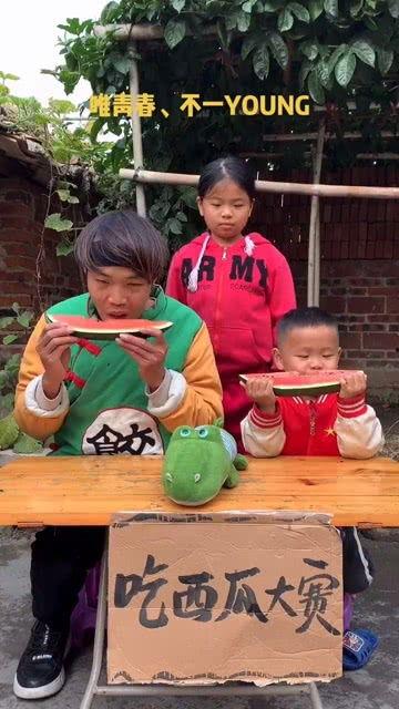 国人吃瓜搞笑视频