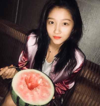 林楠学姐吃瓜图片,网络热议不断！