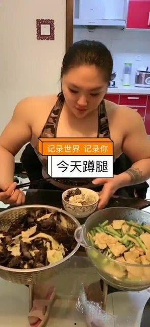 金刚芭比吃瓜,健身达人演绎另类美食风潮