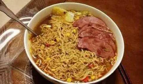 瓜娃子吃泡面视频,趣味视频带你领略泡面新吃法