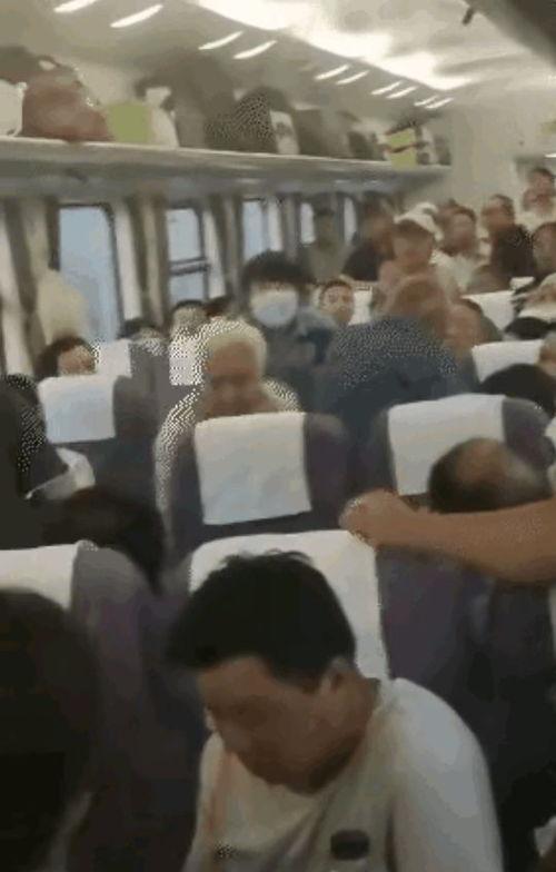 火车上吃瓜,共享瓜香，共度温馨时光