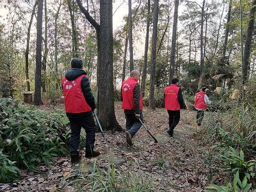 森林防火公园吃瓜,夏日避暑吃瓜，安全意识不放松