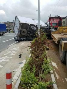 吃瓜群众看车祸,惊心动魄的瞬间