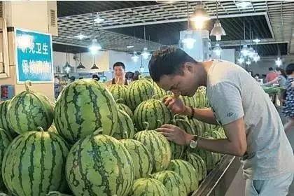 吃瓜只吃中间一口